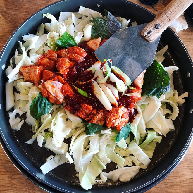 Mê Dak galbi nhưng ít người biết món gà xào bắp cải này từng là món ăn của sinh viên nghèo xứ Hàn Quốc - Ảnh 4.