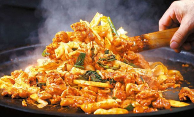 Mê Dak galbi nhưng ít người biết món gà xào bắp cải này từng là món ăn của sinh viên nghèo xứ Hàn Quốc - Ảnh 6.