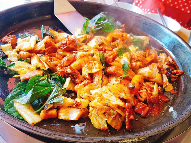 Mê Dak galbi nhưng ít người biết món gà xào bắp cải này từng là món ăn của sinh viên nghèo xứ Hàn Quốc - Ảnh 7.