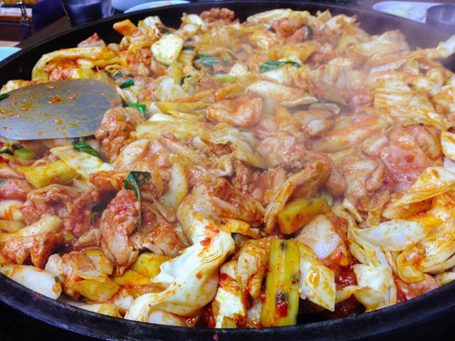 Mê Dak galbi nhưng ít người biết món gà xào bắp cải này từng là món ăn của sinh viên nghèo xứ Hàn Quốc - Ảnh 9.