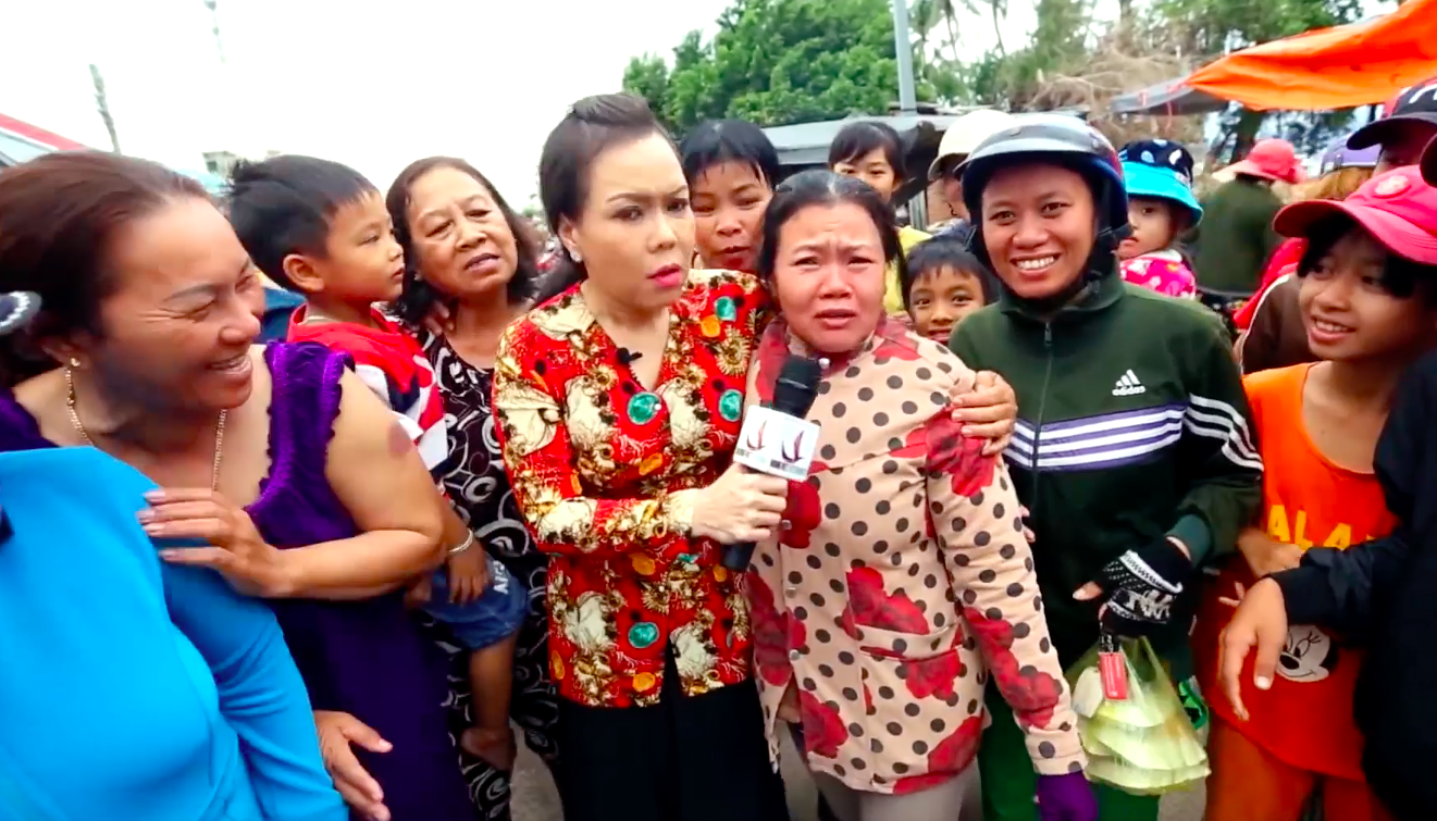 Bà mẹ chồng lầy nhất năm: chụp hình với Việt Hương trước đã rồi lo con dâu đau đẻ sau - Ảnh 2.
