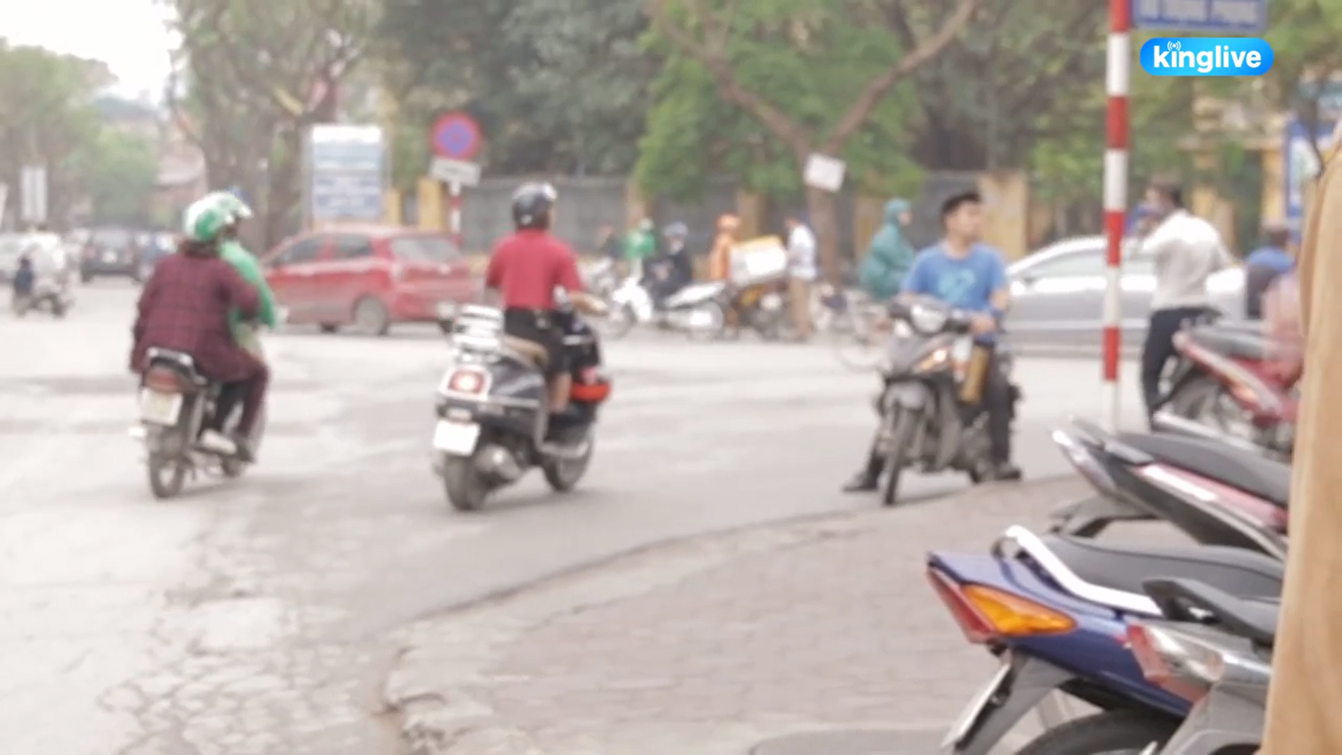 Clip: Con gái hay sinh vật khó hiểu và ngớ ngẩn nhất thế giới? - Ảnh 12.