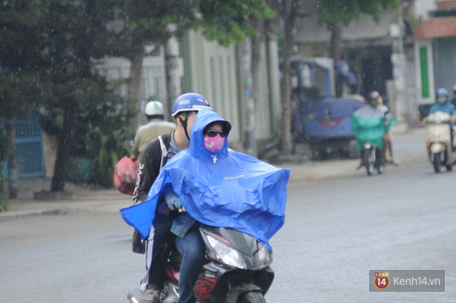 S&agrave;i G&ograve;n xuất hiện mưa r&agrave;o bất thường giữa trưa, người d&acirc;n vẫn chưa được giải nhiệt sau 1 th&aacute;ng oi bức - Ảnh 5.