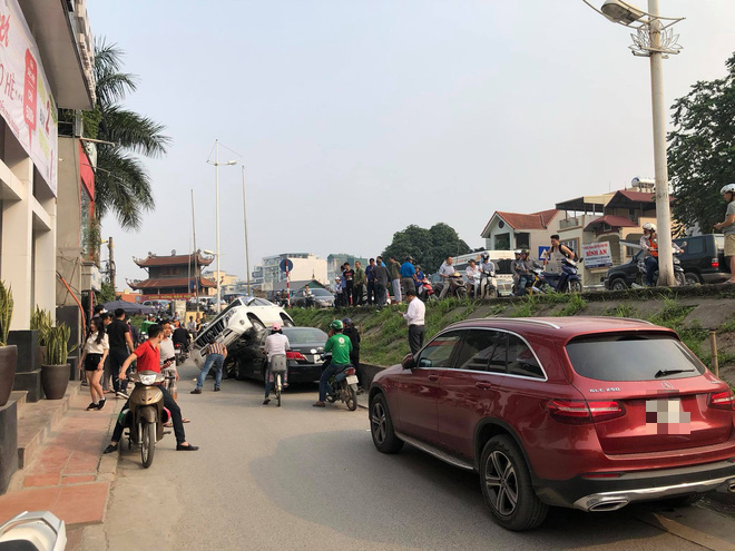 Hà Nội: Xe 4 chỗ đang phơi nắng dưới đê thì bị xe 7 chỗ rơi trúng đầu - Ảnh 2.
