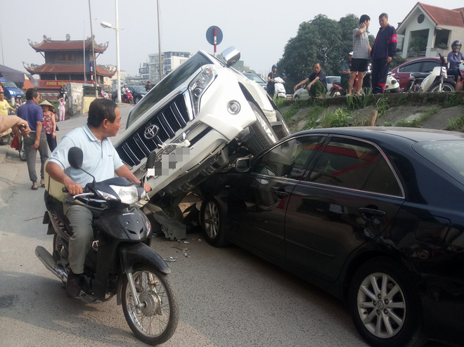 Hà Nội: Xe 4 chỗ đang phơi nắng dưới đê thì bị xe 7 chỗ rơi trúng đầu - Ảnh 3.