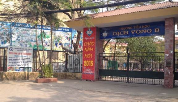 H&agrave; Nội: Học sinh lớp 4 rơi từ tầng cao trường tiểu học xuống đất, nhập viện cấp cứu - Ảnh 1.