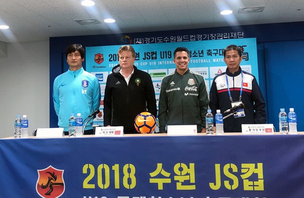HLV Park Hang Seo chứng kiến trận thua đậm của U19 Việt Nam trên đất Hàn Quốc - Ảnh 1.