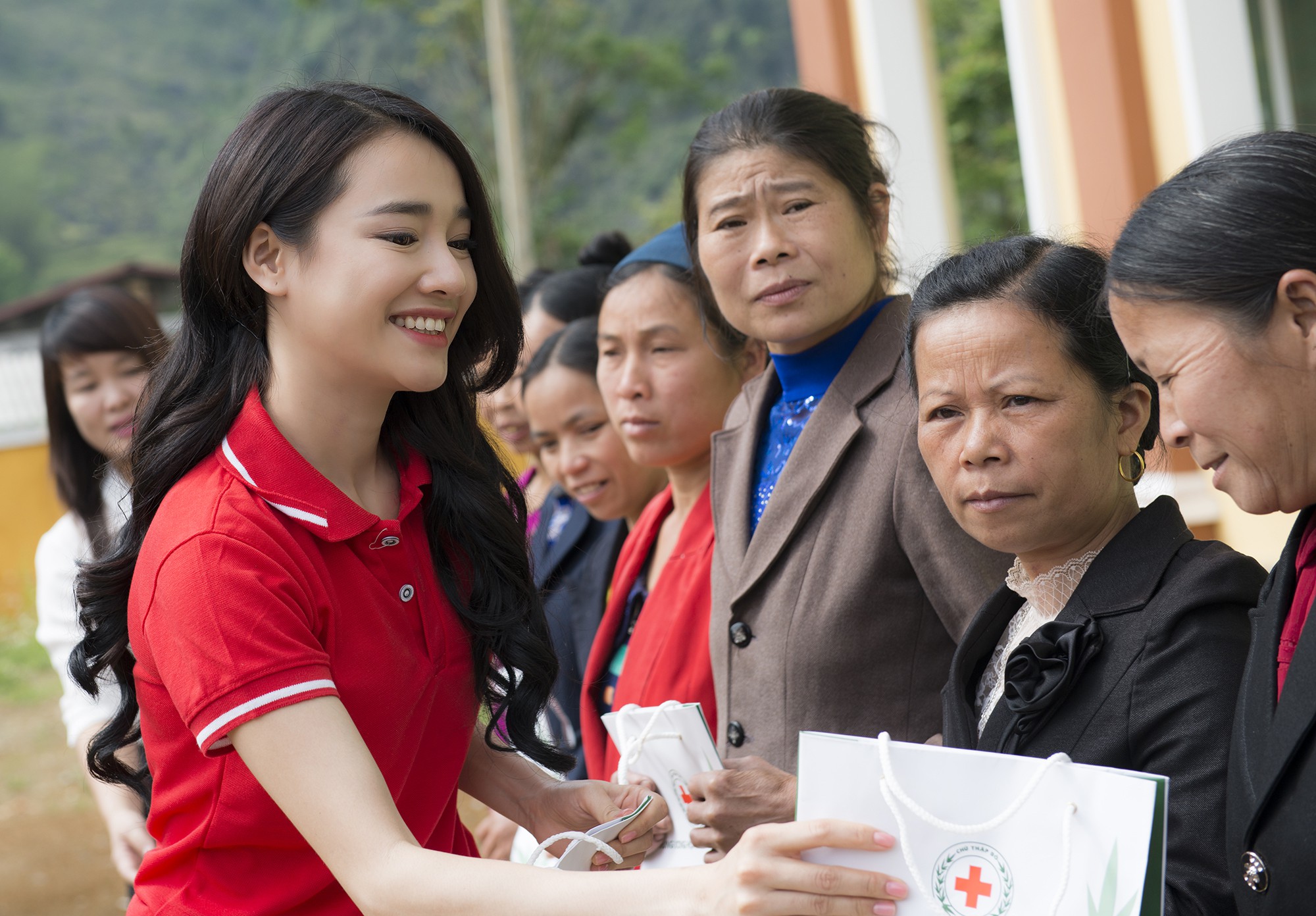 Sau khi lên tiếng về ồn ào của Trường Giang - Nam Em, Nhã Phương lẻ bóng đi Cao Bằng thăm hộ nghèo - Ảnh 4.