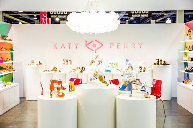 Có gì thú vị mà đôi sandals nhựa trong của Katy Perry lại có giá hơn 1 triệu đồng? - Ảnh 2.
