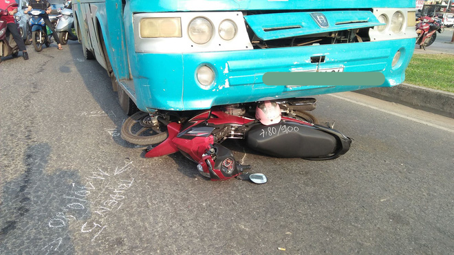 Cô gái bị xe khách cuốn vào gầm, kéo lê hàng chục mét ở Sài Gòn - Ảnh 1.