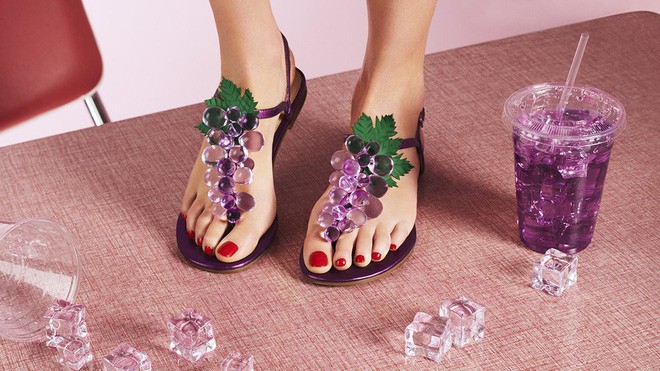 Có gì thú vị mà đôi sandals nhựa trong của Katy Perry lại có giá hơn 1 triệu đồng? - Ảnh 6.