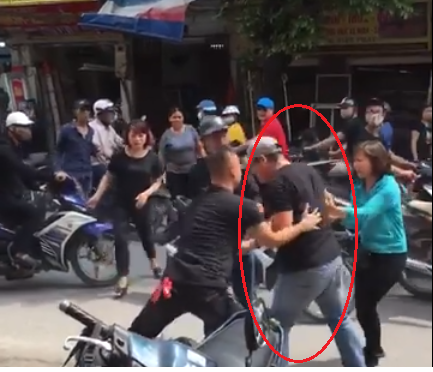 Nam thanh niên bị người đàn ông hành hung dã man, nằm bất động giữa đường phố Hà Nội - Ảnh 1.