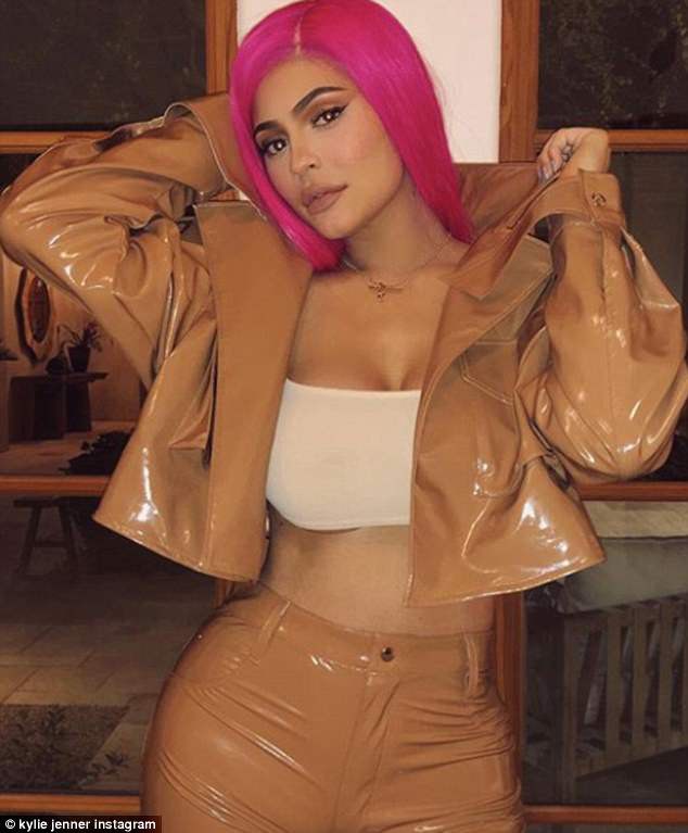 Kylie Jenner khoe clip con gái dễ thương như gấu con sau khi bị chỉ trích là bà mẹ tồi - Ảnh 4.