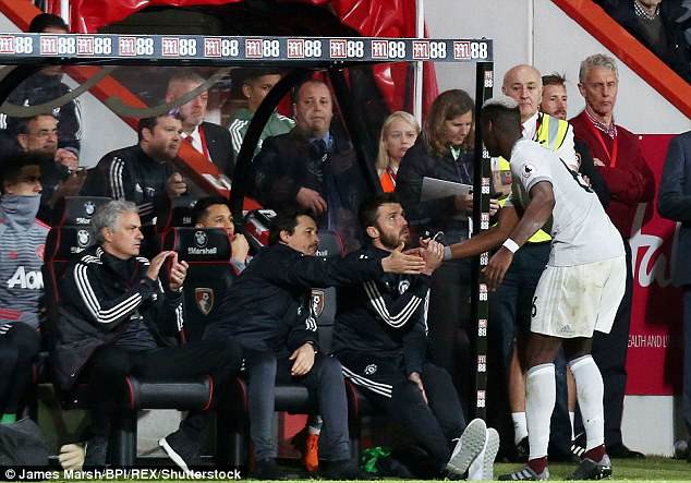 Pogba phớt lờ, không thèm bắt tay HLV Mourinho - Ảnh 2.