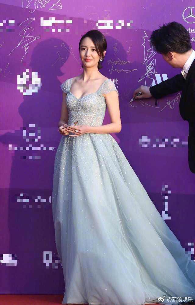 Trận chiến khoe ngực đầy của 3 mỹ nhân Tân Cương: Địch Lệ Nhiệt Ba có thực sự áp đảo? - Ảnh 8. Trận chiến khoe ngực đầy của 3 mỹ nhân Tân Cương: Địch Lệ Nhiệt Ba có thực sự áp đảo? - Ảnh 8.