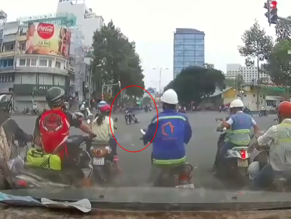 Clip: T&ecirc;n cướp giật t&uacute;i x&aacute;ch t&aacute;o tợn, k&eacute;o l&ecirc; c&ocirc; g&aacute;i h&agrave;ng chục m&eacute;t giữa ng&atilde; tư ở S&agrave;i G&ograve;n - Ảnh 2.