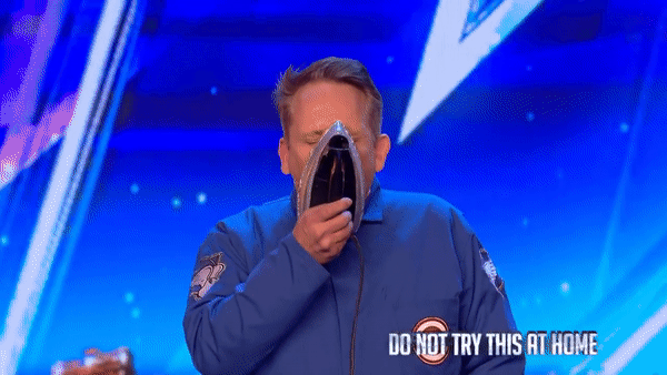 Simon Cowell bất ngờ bị thí sinh bắn... giấy vệ sinh vào người tại Britains Got Talent - Ảnh 2.