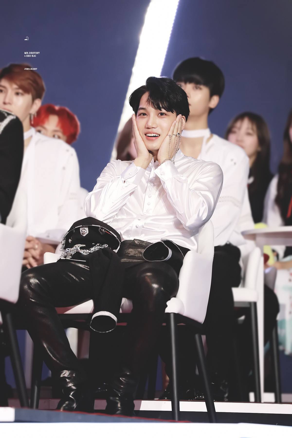 Khoảnh khắc lau mồ hôi của nam idol Kpop: Kẻ điệu chảy nước, người kỹ tính như tắm luôn trên sân khấu - Ảnh 11.