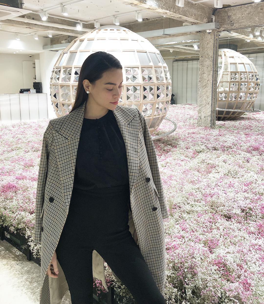 Từ street style của Hà Tăng, Hoàng Thùy Linh đến Huyền My chứng minh: Hè đã đến và Hoa vẫn lại lên - Ảnh 12.