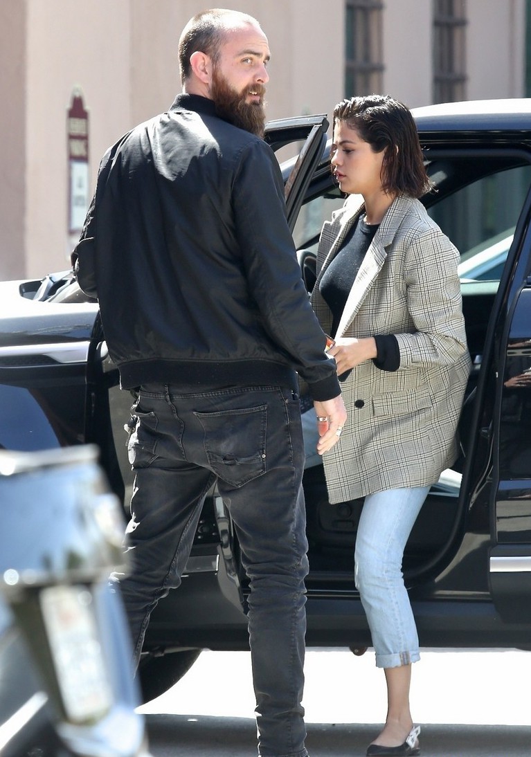 Từ street style của Hà Tăng, Hoàng Thùy Linh đến Huyền My chứng minh: Hè đã đến và Hoa vẫn lại lên - Ảnh 22.