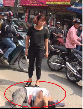 Nam thanh niên bị người đàn ông hành hung dã man, nằm bất động giữa đường phố Hà Nội - Ảnh 2.