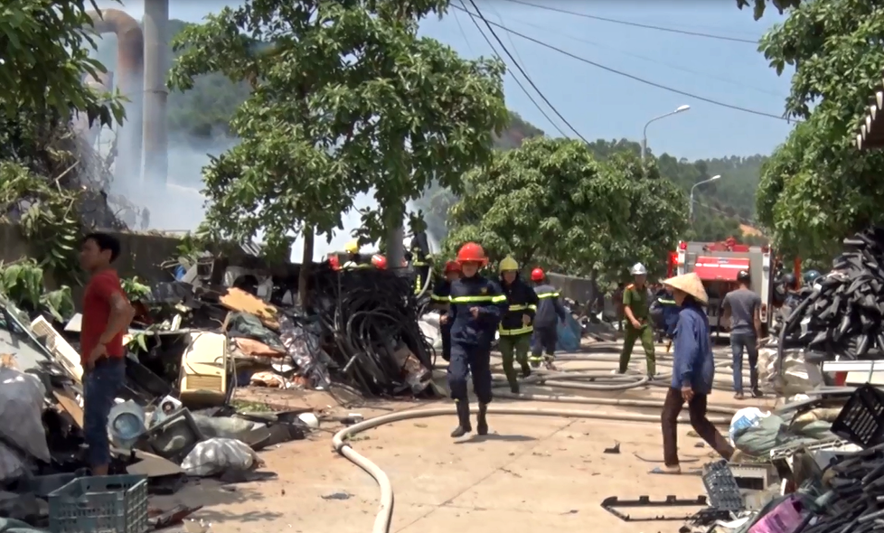Cháy lớn tại xưởng gỗ 5.500m2 ở Đà Nẵng, nhiều người tá hỏa bỏ chạy - Ảnh 4.