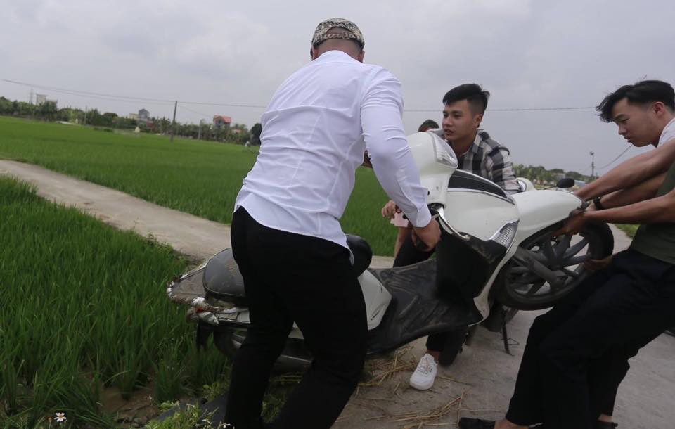 Góc đen đủi: Hai thiếu nữ váy trắng tinh khôi đang vi vu đi ăn cưới thì lao xuống ruộng - Ảnh 1. Góc đen đủi: Hai thiếu nữ váy trắng tinh khôi đang vi vu đi ăn cưới thì lao xuống ruộng - Ảnh 1.