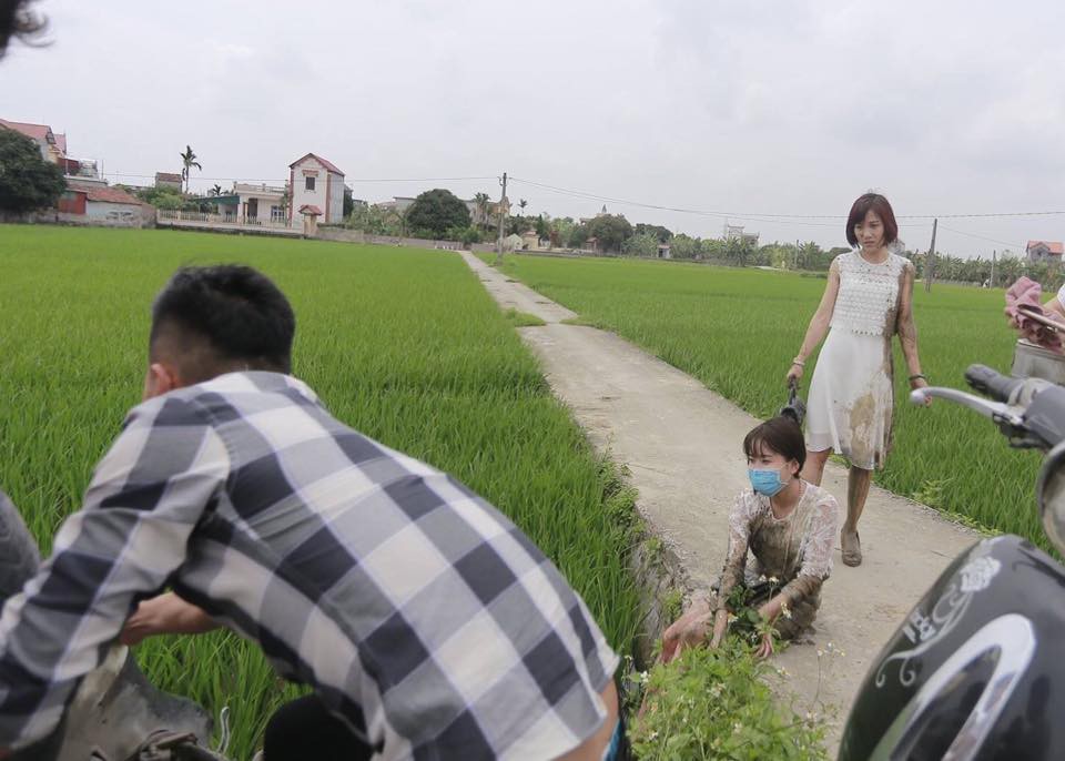 Góc đen đủi: Hai thiếu nữ váy trắng tinh khôi đang vi vu đi ăn cưới thì lao xuống ruộng - Ảnh 2. Góc đen đủi: Hai thiếu nữ váy trắng tinh khôi đang vi vu đi ăn cưới thì lao xuống ruộng - Ảnh 2.