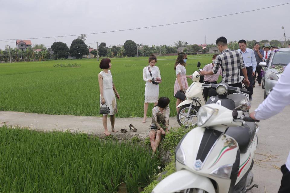 Góc đen đủi: Hai thiếu nữ váy trắng tinh khôi đang vi vu đi ăn cưới thì lao xuống ruộng - Ảnh 3. Góc đen đủi: Hai thiếu nữ váy trắng tinh khôi đang vi vu đi ăn cưới thì lao xuống ruộng - Ảnh 3.
