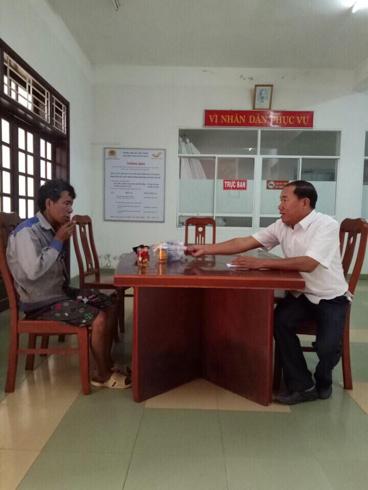 Hành động ấm áp của CSGT Đà Nẵng khi phát hiện người đàn ông khốn khổ phải đi bộ suốt 6 ngày xuống phố sau khi bị chủ quỵt tiền - Ảnh 1. Hành động ấm áp của CSGT Đà Nẵng khi phát hiện người đàn ông khốn khổ phải đi bộ suốt 6 ngày xuống phố sau khi bị chủ quỵt tiền - Ảnh 1.