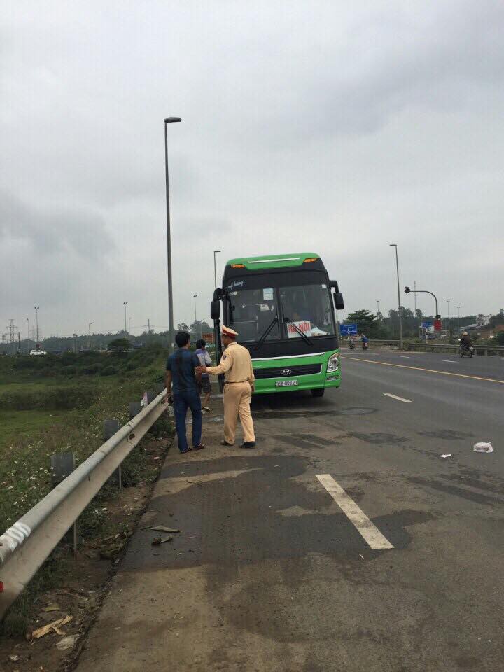 Hành động ấm áp của CSGT Đà Nẵng khi phát hiện người đàn ông khốn khổ phải đi bộ suốt 6 ngày xuống phố sau khi bị chủ quỵt tiền - Ảnh 3. Hành động ấm áp của CSGT Đà Nẵng khi phát hiện người đàn ông khốn khổ phải đi bộ suốt 6 ngày xuống phố sau khi bị chủ quỵt tiền - Ảnh 3.