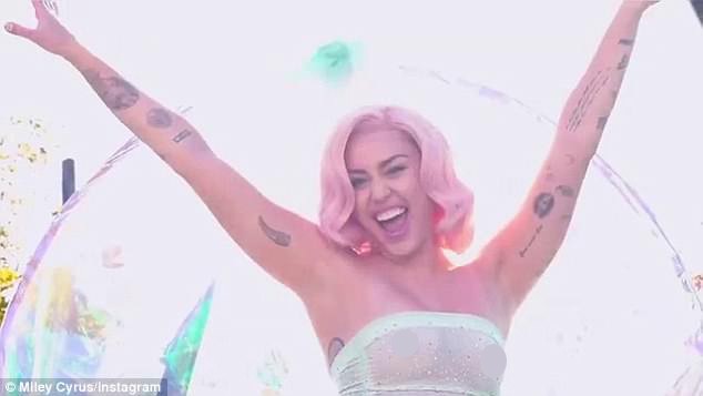 Sự nghiệp flop nặng, Miley Cyrus quay lại con đường khoe nhũ hoa, lè lưỡi phản cảm - Ảnh 2.