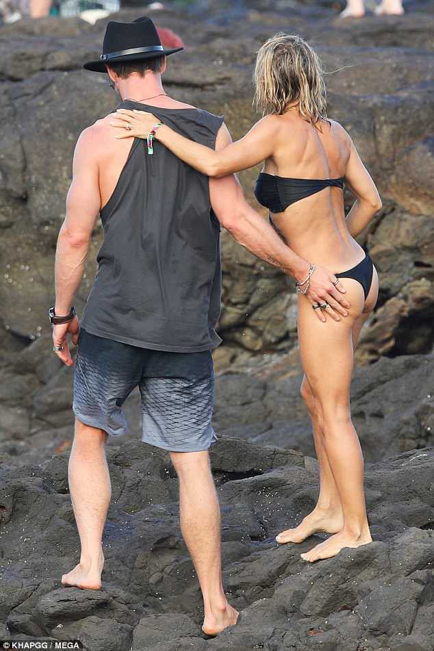 Không cưỡng lại được vẻ sexy của bà xã 41 tuổi, Thor Chris Hemsworth đụng chạm vòng 3 vợ giữa bãi biển - Ảnh 4.