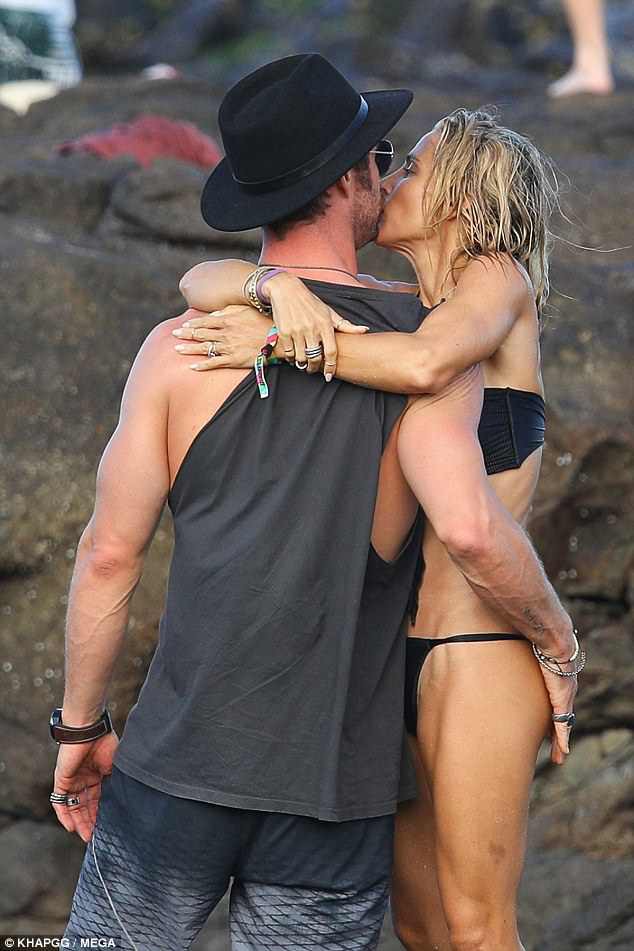 Không cưỡng lại được vẻ sexy của bà xã 41 tuổi, Thor Chris Hemsworth đụng chạm vòng 3 vợ giữa bãi biển - Ảnh 2.