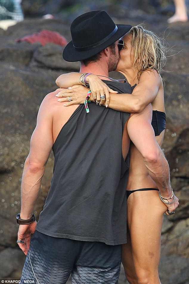 Không cưỡng lại được vẻ sexy của bà xã 41 tuổi, Thor Chris Hemsworth đụng chạm vòng 3 vợ giữa bãi biển - Ảnh 1.
