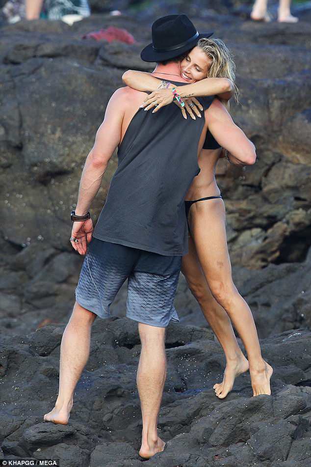 Không cưỡng lại được vẻ sexy của bà xã 41 tuổi, Thor Chris Hemsworth đụng chạm vòng 3 vợ giữa bãi biển - Ảnh 5.