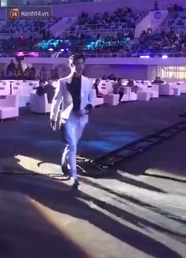 H&agrave;i hước với khoảnh khắc Dương Dương cười phớ lớ để chữa ngượng m&agrave;n qu&ecirc; độ tr&ecirc;n s&acirc;n khấu - Ảnh 2.