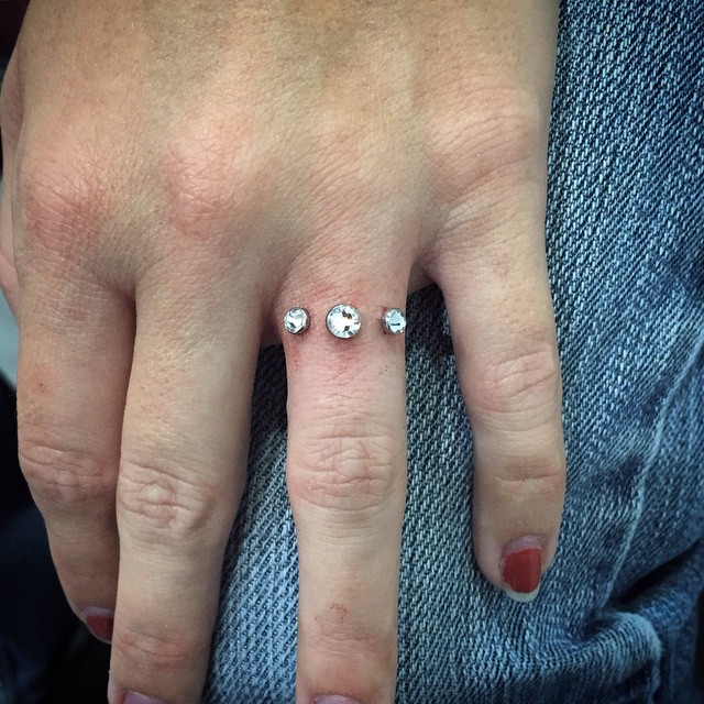 Xỏ khuyên ngón tay thay cho nhẫn đính hôn hiện đang là hot trend trên Instagram đấy - Ảnh 4.