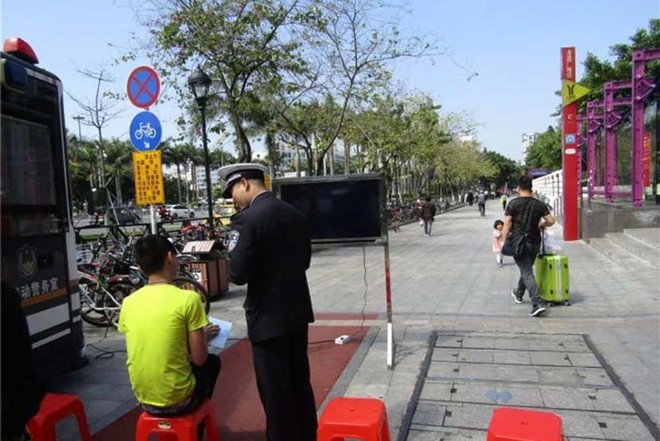 Trung Quốc: Người đi bộ sai luật sẽ phải lên mạng xã hội để công khai xin lỗi - Ảnh 1.