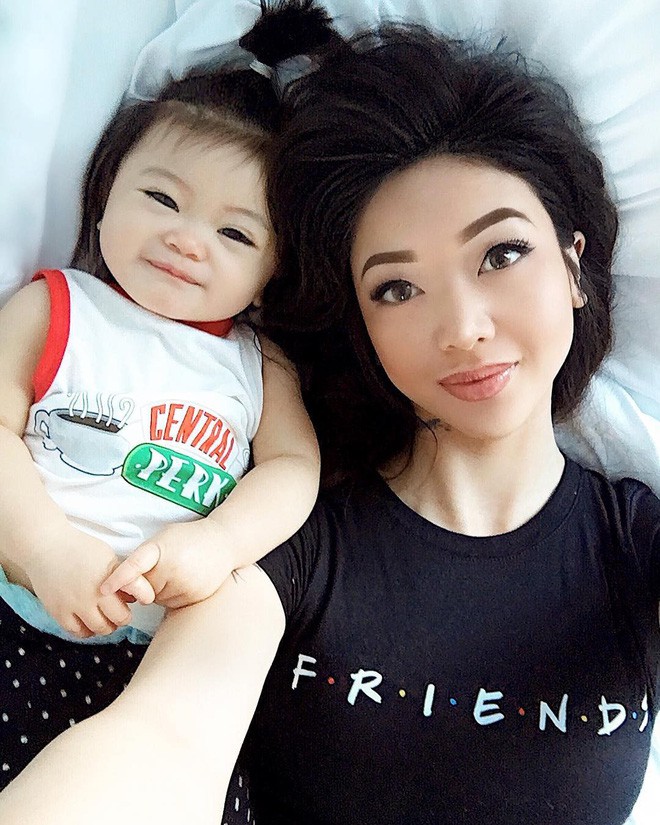 Cặp mẹ con xinh đẹp ngất ng&acirc;y, chỉ nằm cạnh nhau chụp ảnh cũng nổi tiếng khắp mạng x&atilde; hội - Ảnh 2.