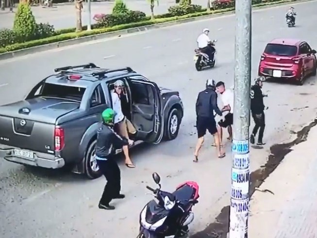 Hai băng giang hồ đi ô tô dùng súng bắn nhau kinh hoàng trên phố - Ảnh 1.