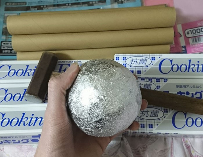 Mua 16 mét giấy bạc bọc thực phẩm về chỉ để... vo viên, thế nhưng khi thành hình, sản phẩm của anh chàng này lại khiến cả nước Nhật phát sốt - Ảnh 3. Mua 16 mét giấy bạc bọc thực phẩm về chỉ để... vo viên, thế nhưng khi thành hình, sản phẩm của anh chàng này lại khiến cả nước Nhật phát sốt - Ảnh 3.