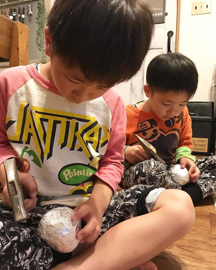 Mua 16 mét giấy bạc bọc thực phẩm về chỉ để... vo viên, thế nhưng khi thành hình, sản phẩm của anh chàng này lại khiến cả nước Nhật phát sốt - Ảnh 10. Mua 16 mét giấy bạc bọc thực phẩm về chỉ để... vo viên, thế nhưng khi thành hình, sản phẩm của anh chàng này lại khiến cả nước Nhật phát sốt - Ảnh 10.