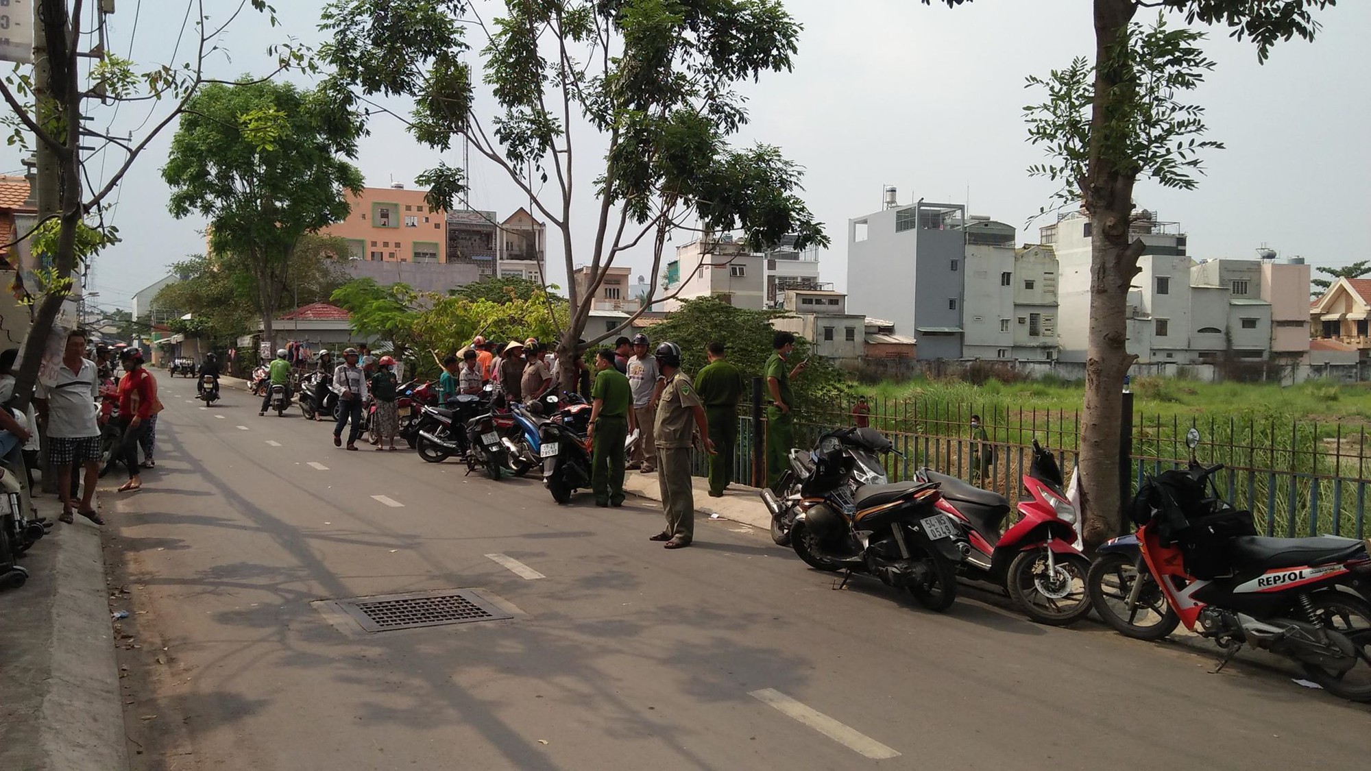 TP. HCM: Trên đường đi học về, nhóm học sinh hốt hoảng phát hiện thi thể trẻ sơ sinh còn dây rốn - Ảnh 1. TP. HCM: Trên đường đi học về, nhóm học sinh hốt hoảng phát hiện thi thể trẻ sơ sinh còn dây rốn - Ảnh 1.