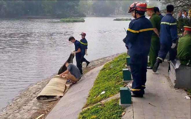 Hà Nội: Hai nam sinh viên đuối nước tử vong ở hồ Bảy Mẫu - Ảnh 1.