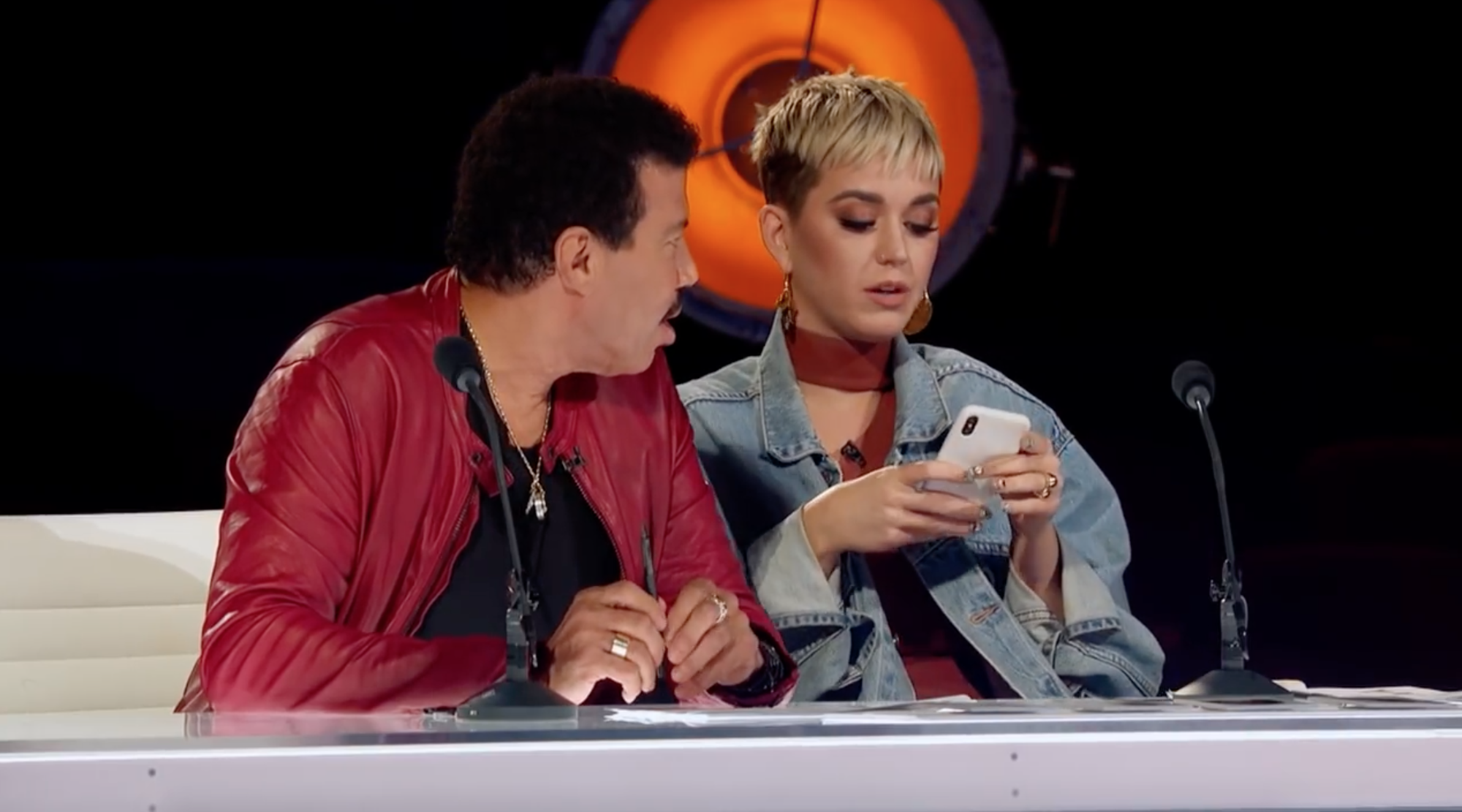 Lầy như Katy Perry, làm giám khảo nhưng sẵn sàng khóc bù lu bù loa khi bị hot boy lơ đẹp - Ảnh 2. Lầy như Katy Perry, làm giám khảo nhưng sẵn sàng khóc bù lu bù loa khi bị hot boy lơ đẹp - Ảnh 2.