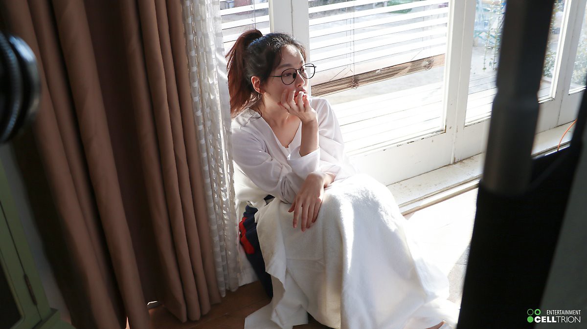 Bạn gái Kim Bum lần đầu lộ diện sau tin hẹn hò: Nhan sắc không đùa được đâu trong loạt ảnh hậu trường - Ảnh 13. Bạn gái Kim Bum lần đầu lộ diện sau tin hẹn hò: Nhan sắc không đùa được đâu trong loạt ảnh hậu trường - Ảnh 13.