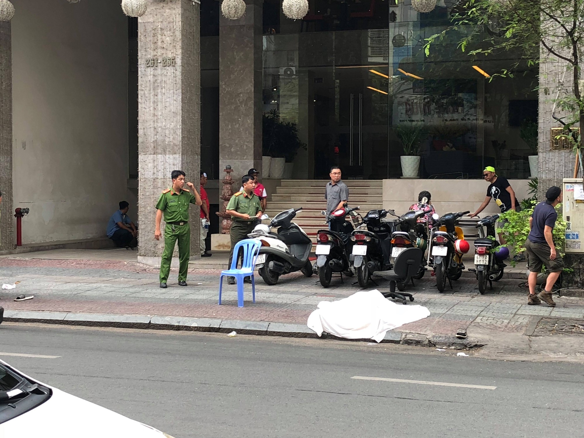 Người đàn ông ngoại quốc gieo mình tử vong ở khách sạn trung tâm Sài Gòn - Ảnh 1. Người đàn ông ngoại quốc gieo mình tử vong ở khách sạn trung tâm Sài Gòn - Ảnh 1.
