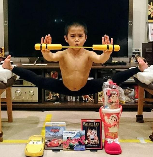Mê phim võ thuật, cậu bé 8 tuổi mỗi ngày luyện tập để có thân hình tráng kiện, được mệnh danh là Lý Tiểu Tiểu Long - Ảnh 3.