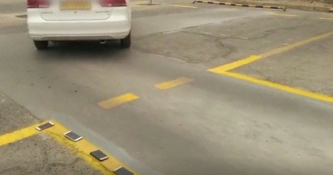 Trung Quốc: Dạy lùi xe bằng cách để điện thoại của học viên lên vạch kẻ sơn - Ảnh 3.